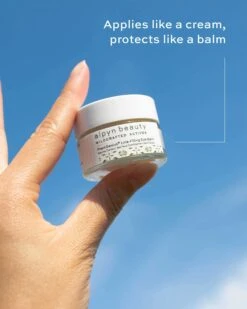 PlantGenius Line-Filling Eye Balm With Bakuchiol 16 PlantGenius Line-Filling Eye Balm With Bakuchiol -WELA Beauty Shop AlpynBeauty PlantGeniusLine FillingEyeBalm Lifestyle 06