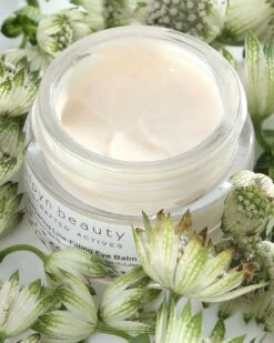 PlantGenius Line-Filling Eye Balm With Bakuchiol 17 PlantGenius Line-Filling Eye Balm With Bakuchiol -WELA Beauty Shop AlpynBeauty PlantGeniusLine FillingEyeBalm Lifestyle 07