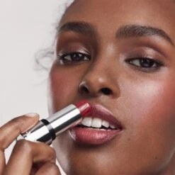 Kjaer Weis Tinted Lip Balm Refill -WELA Beauty Shop Application Shot 01 1080x1080px Credo 230413