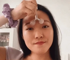 The Rose Quartz Tension Melting Massager For Face & Neck -WELA Beauty Shop FRRQ04inuse