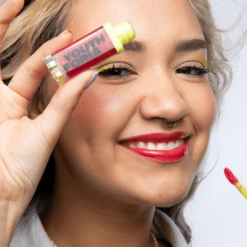 Dewy Gloss -WELA Beauty Shop MakeSomeNoise Editorial Cat 1080x1080 d3a40230 603e 4c54 b91a 146fc5d20504