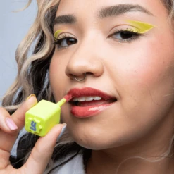 Dewy Gloss -WELA Beauty Shop PlayWithFire Cat 1000x1000 1