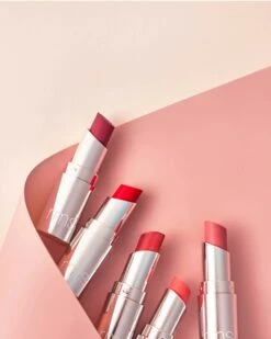 RMS Beauty Mini Lip Love Kit 14 RMS Beauty Mini Lip Love Kit -WELA Beauty Shop RMSBeauty MiniLipLoveKit Lifestyle 04