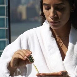 Retinoic Nutrient Face Oil -WELA Beauty Shop RetinoicNutrientFaceOil Model 2400x3680px 300dpi