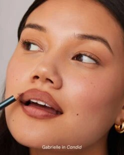 Soft Glide Lip Pencil 31 Soft Glide Lip Pencil -WELA Beauty Shop SOSHE SoftGlideLipPencil Model 04 Candid