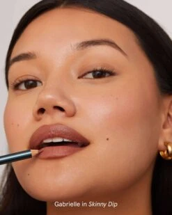 Soft Glide Lip Pencil 34 Soft Glide Lip Pencil -WELA Beauty Shop SOSHE SoftGlideLipPencil Model 04 Skinnydip