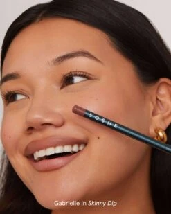 Soft Glide Lip Pencil 38 Soft Glide Lip Pencil -WELA Beauty Shop SOSHE SoftGlideLipPencil Model 05 Skinnydip