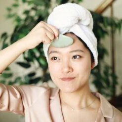 The Jade Gua Sha Facial Lifting Tool 12 The Jade Gua Sha Facial Lifting Tool -WELA Beauty Shop StephaniewithJadeGuaShaToolGSJA01 3
