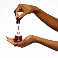 Thorn Oil Priming Facial Elixir -WELA Beauty Shop ThornOilPrimingFacialElixirhands1