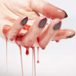 Thorn Oil Priming Facial Elixir -WELA Beauty Shop ThornOilhand03