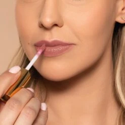 Amplified Lip Lacquer -WELA Beauty Shop sparkly peach